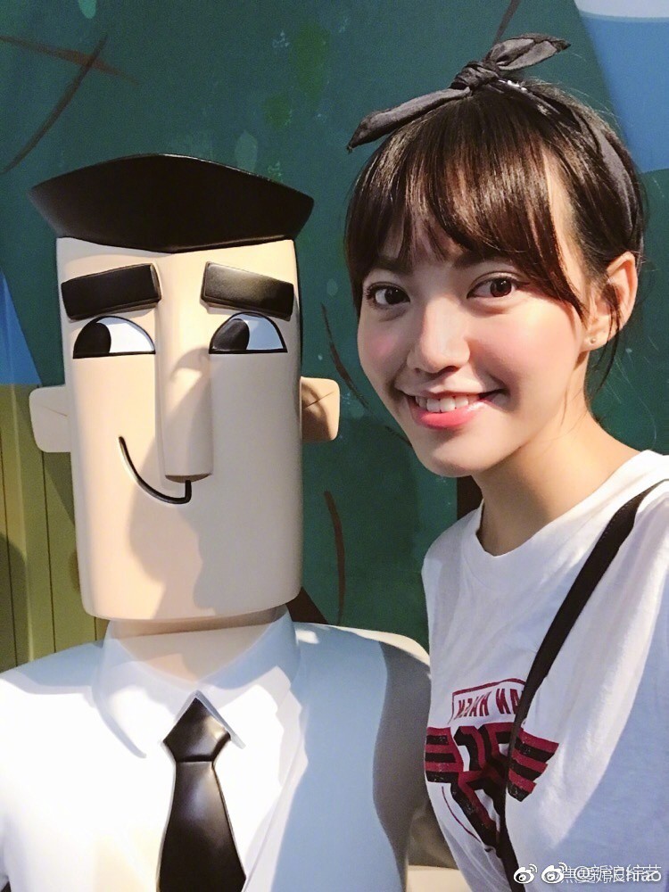 Nhan sắc như nắng mai của con gái Triển Chiêu Tiêu Ân Tuấn khiến dân tình mê mẩn